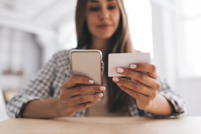 Digitalization is perceived positively or neutrally by 96% of students. A large majority also welcomes the replacement of physical cards with a mobile app.