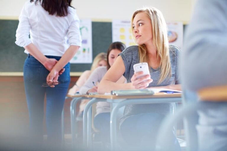 73 percent of teachers would ban mobile phones in schools