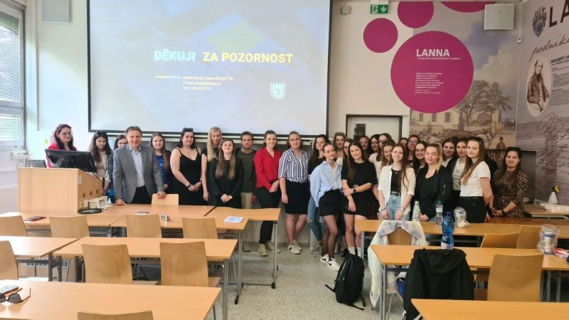 DÁT ŠANCI TĚM, KTEŘÍ CHTĚJÍ, ABY MOHLI I UMĚLI.