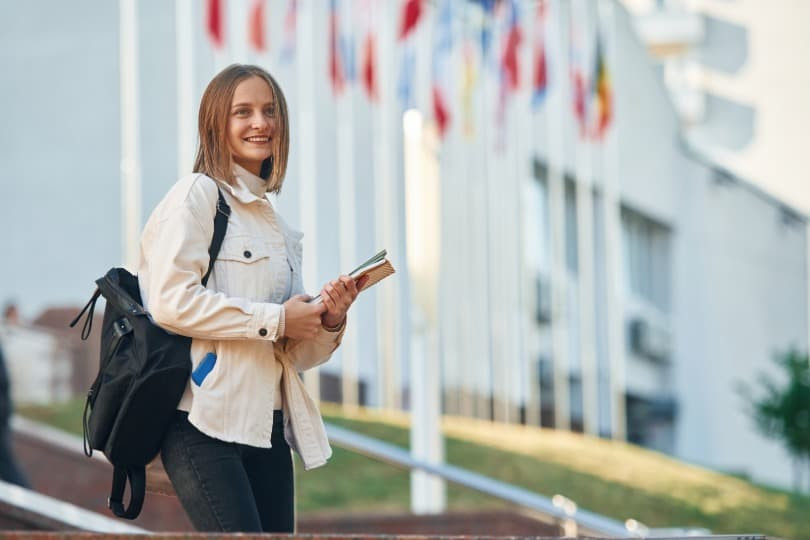 Four out of ten university students are not planning to study abroad or are hesitating.