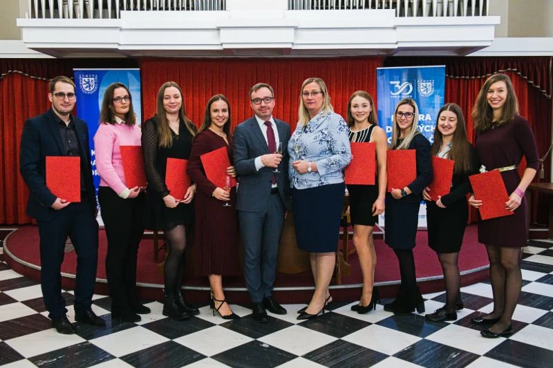 DÁT ŠANCI TĚM, KTEŘÍ CHTĚJÍ, ABY MOHLI I UMĚLI.