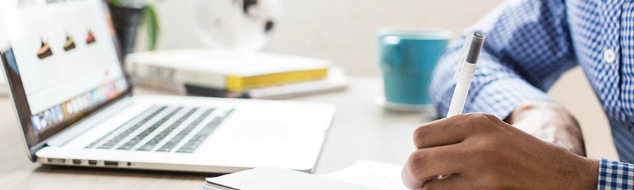 muz_pise_poznamky_notebook